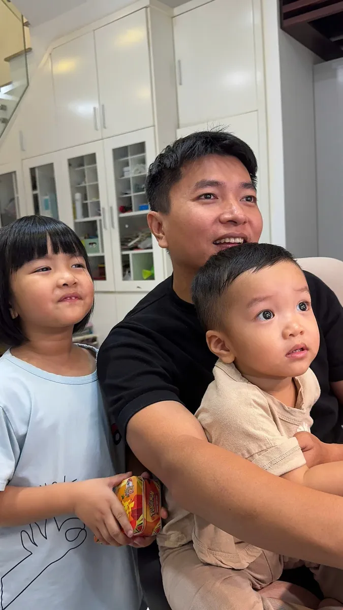 Huỳnh Hữu Lộc bên hai con