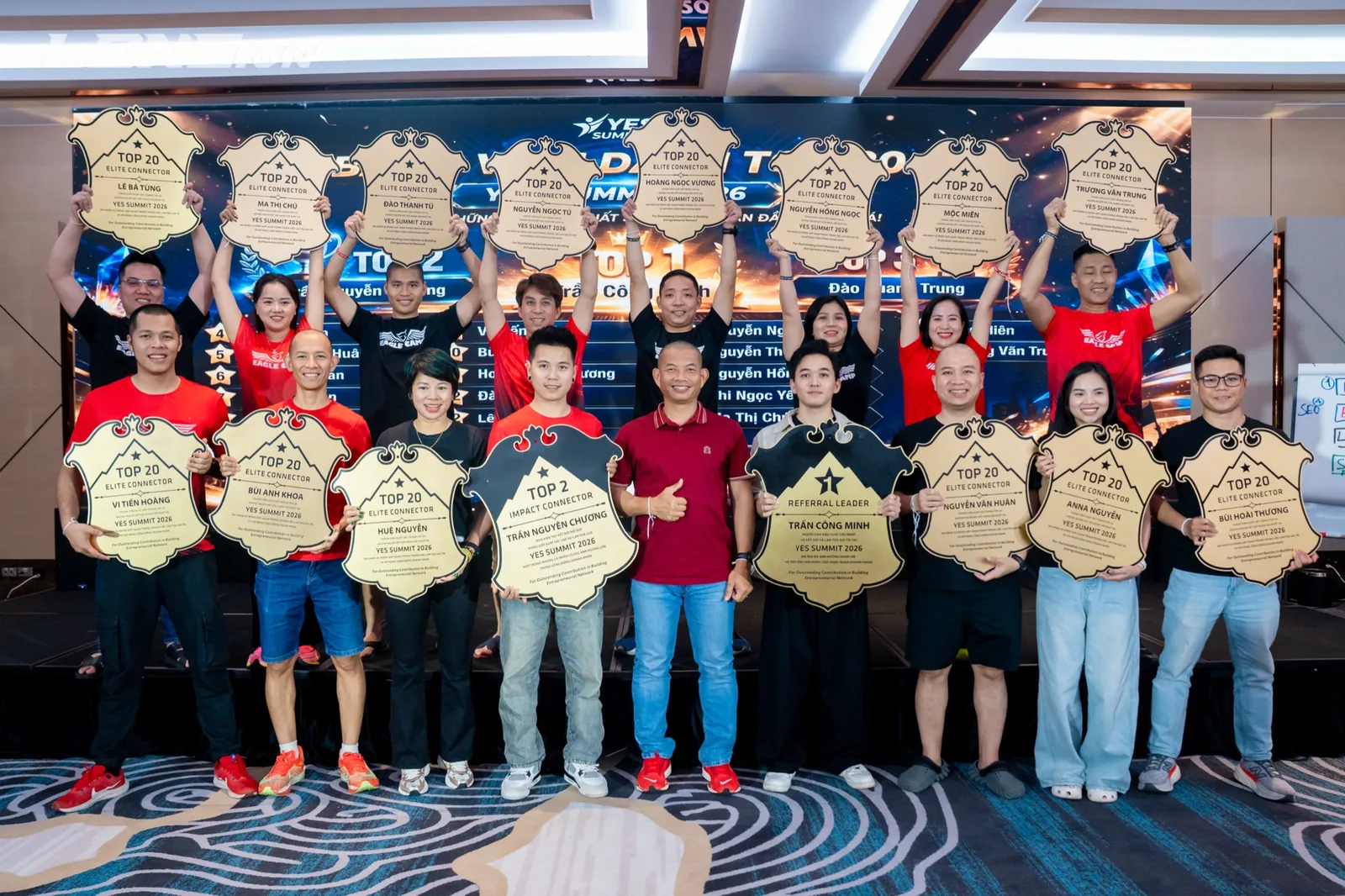 Khoa Bùi nhận Top 20 Elite Connector tại YES Summit 2026