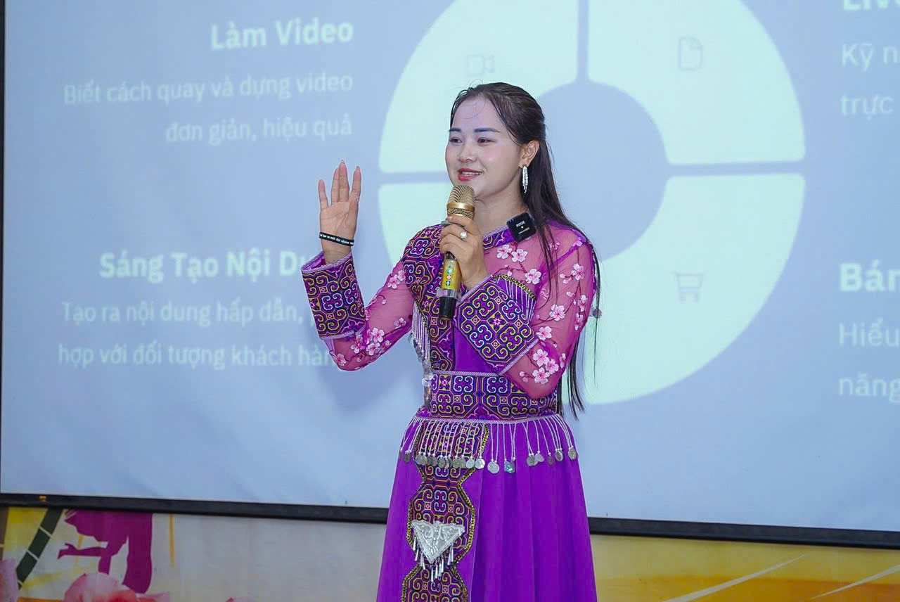 Ma Thị Chú đứng lớp dạy làm video, sáng tạo nội dung, livestream và bán hàng