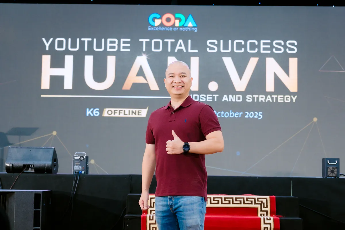 Nguyễn Văn Huân trên sân khấu HUAN.VN
