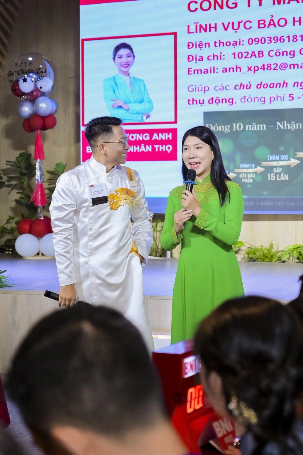 Văn Nguyễn Felix cùng vợ trên sân khấu BNI