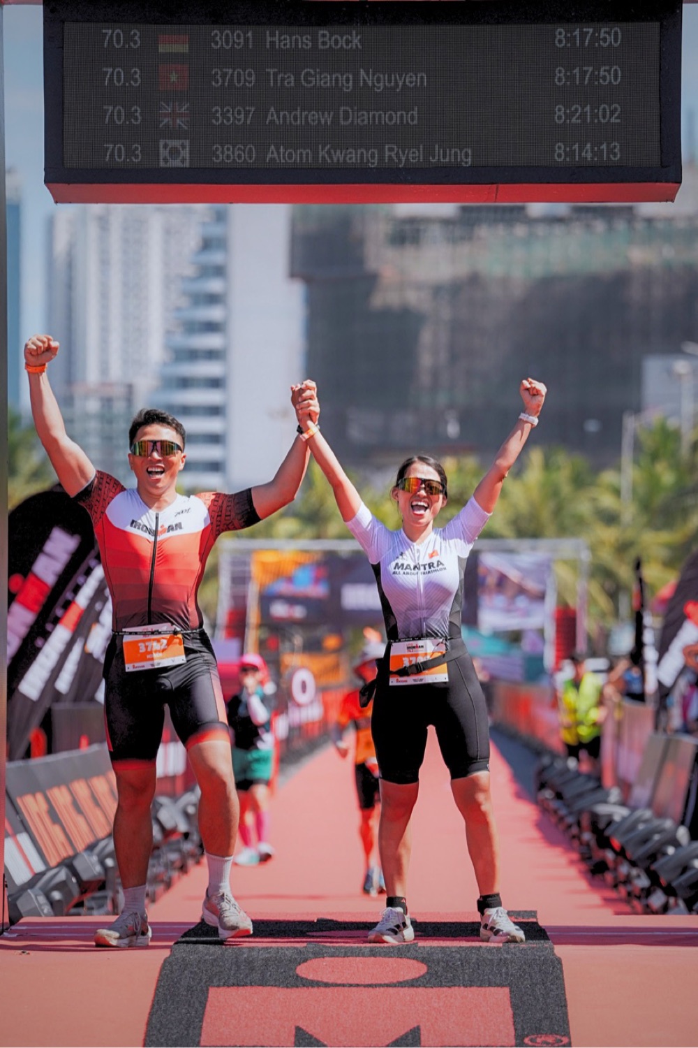 Hai vợ chồng Văn Nguyễn Felix về đích Ironman